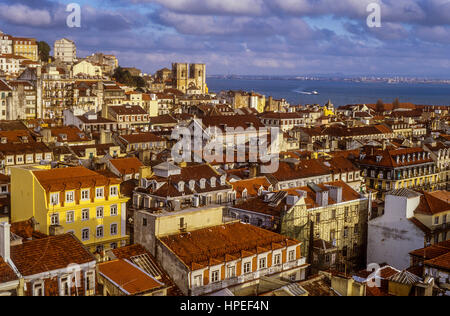 Affacciato su Baixa e Alfama, Lisbona, Portogallo Foto Stock
