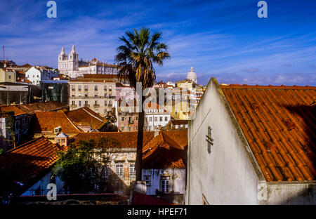 Vista della città con la chiesa di Sao Vicente de Fora,Alfama.Lisbona. Il Portogallo. Foto Stock