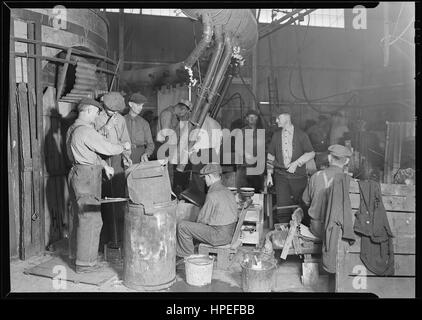 Fotografia di operai in un negozio di vetro che lavorano insieme per produrre bottiglie di vetro, Millville, nel New Jersey, il 26 marzo 1937. Immagine cortesia Lewis Wickes Hine/US National Archives. Foto Stock