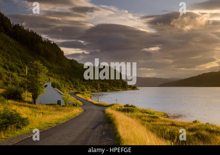 Villetta singola a Loch Sunart nella luce del tramonto, Scozia Foto Stock