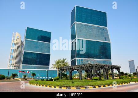 Doha, Qatar - 2 novembre 2016. Curva grattacieli residenziali in West Bay Lagoon a Doha, in Qatar. Foto Stock