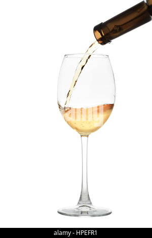 Vino bianco riversando fuori della bottiglia isolato su sfondo bianco Foto Stock