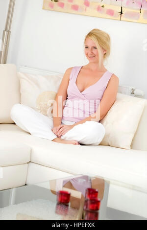 Modello rilasciato , biondo, attraktive Frau, 35, gemuetlich sitzt auf lettino - donna bionda seduta sul lettino Foto Stock