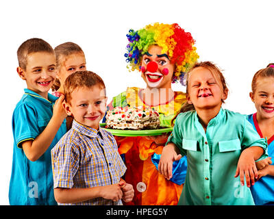 Compleanno clown bambini giocare con i bambini. Kid holiday torte celebrative nelle mani di organizzatore di eventi l'uomo. Divertimento di un gruppo di persone pongono per fotocamera su whi Foto Stock