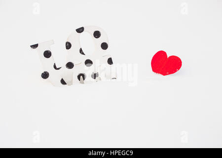 Cuore rosso su bianco della neve il giorno di San Valentino Foto Stock