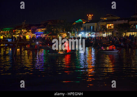 Coppie di candele galleggiante sul fiume Thu Bon durante la luna piena festival, Hoi An, Vietnam Foto Stock