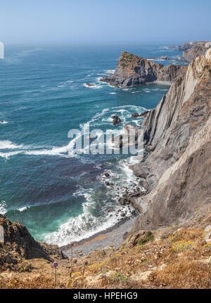 Il Portogallo, Algarve occidentale, Costa Vicentina parco naturale, vista del cliffy coste frastagliate nei pressi di Arrifana e Vila Fortaleza/Aljezur Foto Stock