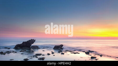 Castiglioncello destinazione di viaggio rock e il mare sul tramonto. Toscana, Italia, Europa. Esposizione lunga Foto Stock