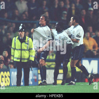 DAVID GINOLA CELEBRA IL TRAGUARDO EVERTON V Tottenham Hotspur 29 Novembre 1997 Foto Stock