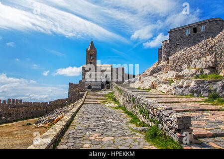 Portovenere la chiesa di San Pietro. Cinque Terre, Cinque Terre Liguria Italia Europa. Foto Stock