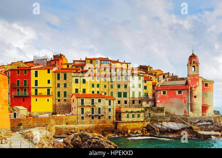 Tellaro rocce e vecchio villaggio sul mare. Chiesa e case. Cinque Terre, Cinque Terre Liguria Italia Europa. Foto Stock