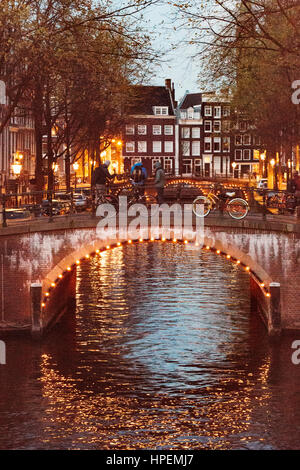 Canal incrocio sul Keizersgracht, Amsterdam, Paesi Bassi Foto Stock