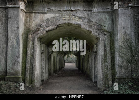 Viale egiziano con tombe catacombe victorian sepolture presso il cimitero di Highgate Foto Stock