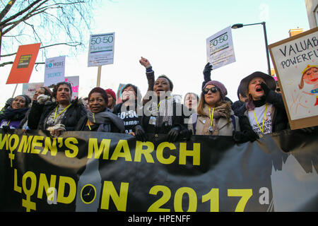 L'ambasciata USA, 24 Grosvenor Square, Londra, Regno Unito. 21 gen 2017 - Migliaia di persone prendono parte alle donne di marzo a Londra e in un rally in Trafalgar Square per la protezione delle donne dei diritti fondamentali e per la salvaguardia delle libertà minacciata dai recenti avvenimenti politici. Raduni in oltre trenta paesi di tutto il mondo stanno avendo luogo in occasione dell' investitura del Presidente USA Trump a Washington D.C. Dotato di: atmosfera, vista in cui: Londra, Regno Unito quando: 21 Gen 2017 Credit: Dinendra Haria/WENN.com Foto Stock