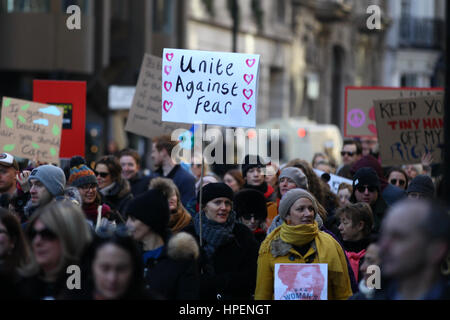 L'ambasciata USA, 24 Grosvenor Square, Londra, Regno Unito. 21 gen 2017 - Migliaia di persone prendono parte alle donne di marzo a Londra e in un rally in Trafalgar Square per la protezione delle donne dei diritti fondamentali e per la salvaguardia delle libertà minacciata dai recenti avvenimenti politici. Raduni in oltre trenta paesi di tutto il mondo stanno avendo luogo in occasione dell' investitura del Presidente USA Trump a Washington D.C. Dotato di: atmosfera, vista in cui: Londra, Regno Unito quando: 21 Gen 2017 Credit: Dinendra Haria/WENN.com Foto Stock