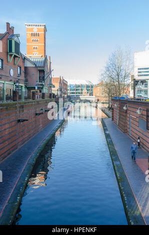 Canal che corre attraverso Danielle luogo a Birmingham Foto Stock