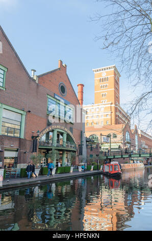 Canal che corre attraverso Danielle luogo a Birmingham Foto Stock