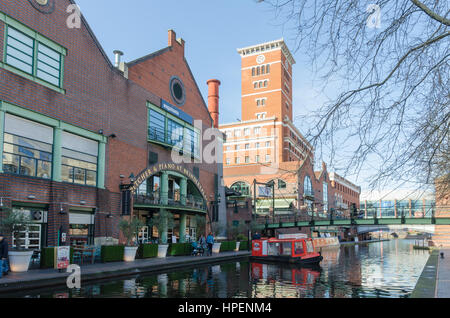 Canal che corre attraverso Danielle luogo a Birmingham Foto Stock