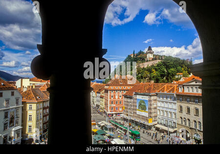 Paesaggio con Schlossberg o Castle Hill mountain con la vecchia torre dell orologio Uhrturm e Hauptplatz, dal municipio, Graz Foto Stock