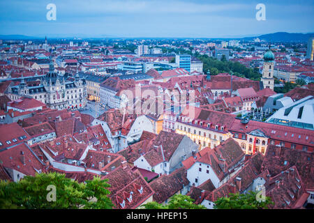 Vista aerea, a sinistra il Municipio su Hauptplatz, a destra la chiesa francescana, Graz, Austria Foto Stock