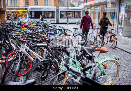 Parcheggio per biciclette in Sporgasse, Graz, Austria Foto Stock