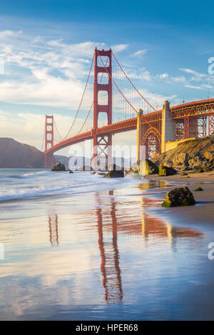 Classic vista verticale del famoso Golden Gate Bridge visto da scenic Baker Beach in beautiful Golden luce della sera al tramonto, la baia di San Francisco, Stati Uniti d'America Foto Stock