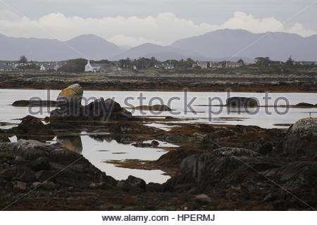 Paesaggio irlandese di pietra e acqua in riva al mare in Connemara, Irlanda Foto Stock