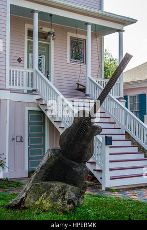 GALVESTON IN TEXAS, Gennaio 2017: Dopo l uragano Ike (2008), gli artisti hanno sculture in monconi restanti come un promemoria: chitarra, artista sconosciuto Foto Stock