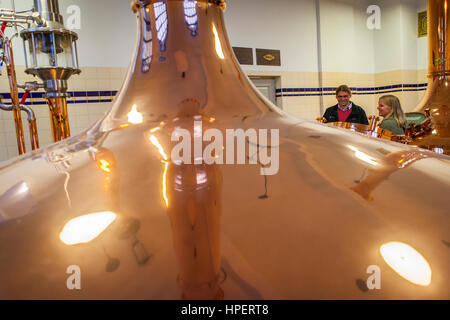 Visitatori, sala della birra con mash tun serbatoi di rame, in Augustiner Brau, birreria, Salisburgo, Austria Foto Stock