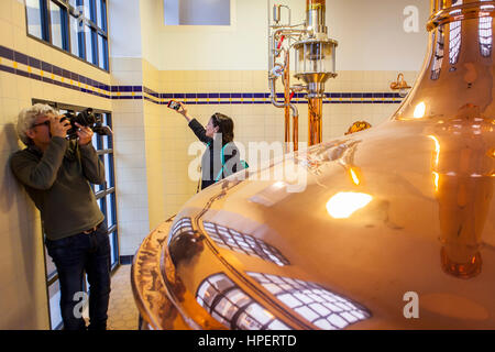 Visitatori, sala della birra con mash tun serbatoi di rame, in Augustiner Brau, birreria, Salisburgo, Austria Foto Stock