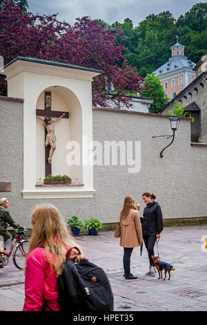 Franziskanergasse,street scena anteriore della chiesa francescana, Salisburgo, Austria Foto Stock