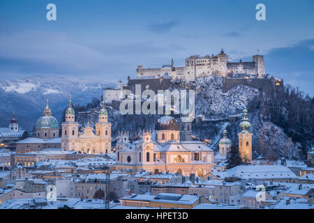 Visualizzazione classica del centro storico della città di Salisburgo con la famosa Festung Hohensalzburg e Salzburger Dom illuminato nel bellissimo twilight durante la scenic Chr Foto Stock