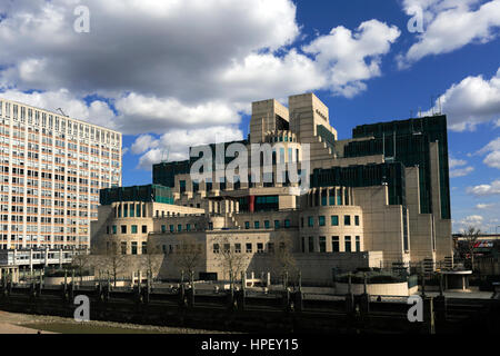 Secret Intelligence Service Edificio, MI 6 Edificio, South Bank di Londra City, Inghilterra Foto Stock