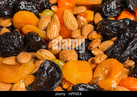 Le prugne, albicocche secche, essiccato di mandarini e mandorle di close-up. Foto Stock