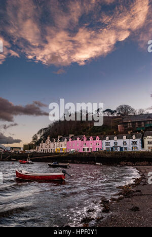 La fila di case colorate sulla banchina del porto di Portree, Isola di Skye in Scozia Foto Stock