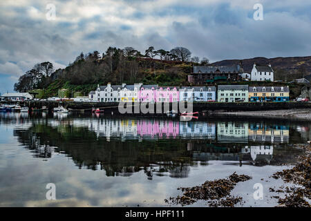 La fila di case colorate sulla banchina del porto di Portree, Isola di Skye in Scozia Foto Stock