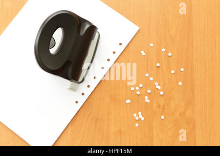 Perforatrice. Carta da ufficio perforatrice sullo sfondo Foto stock - Alamy