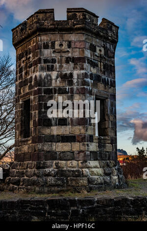 Lo Speziale's Tower, 'Il grumo' Portree, Isola di Skye in Scozia, con il vecchio uomo di Storr visibile in background, nubi sparse sul cielo blu. Foto Stock