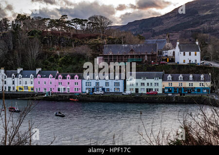 La fila di case colorate sulla banchina del porto di Portree, Isola di Skye in Scozia, davanti a 'L' forfettaria Foto Stock