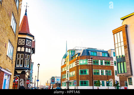 PORTSMOUTH, Regno Unito - 06 giugno: Portsmouth Downtown area dove ci sono molti appartamenti costosi e tradizionali edifici in inglese su Giugno 06, Foto Stock