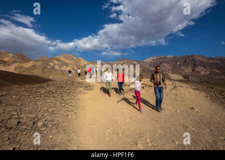 Persone, turisti, visitatori, visitando, artista Drive, Montagna Nera, il Parco Nazionale della Valle della Morte, Death Valley, California, Stati Uniti Foto Stock