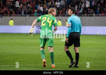 Aprile 29, 2015: Giedrius Arlauskis #24 di FCSB sostenendo con l'arbitro durante la Liga I Soccer Romania gioco tra FC Steaua Bucharest ROU e ASA 2013 Targu Mures ROU a livello nazionale Arena, Bucarest, Romania ROU. Foto: Catalin Soare Foto Stock