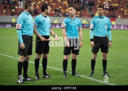 Aprile 29, 2015: la brigata arbitri alla fine della Liga I Soccer Romania gioco tra FC Steaua Bucharest ROU e ASA 2013 Targu Mures ROU a livello nazionale Arena, Bucarest, Romania ROU. Foto: Catalin Soare Foto Stock