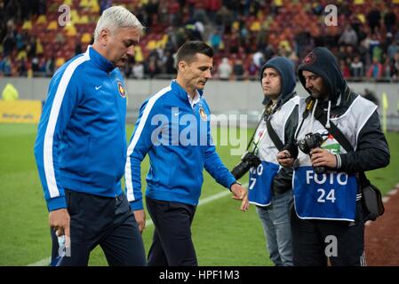 Aprile 29, 2015: Stefan Preda, asistent pullman e Costantin Galca il coach di FCSB alla fine della Liga I Soccer Romania gioco tra FC Steaua Bucharest ROU e ASA 2013 Targu Mures ROU a livello nazionale Arena, Bucarest, Romania ROU. Foto: Catalin Soare Foto Stock