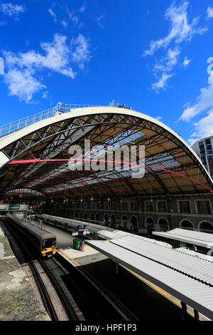 South Eastern Trains, classe 465, 465041, all'interno della stazione ferroviaria di Victoria, London REGNO UNITO Foto Stock