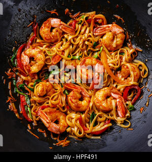 Udon friggere gli spaghetti con i gamberi in padella wok close up Foto Stock