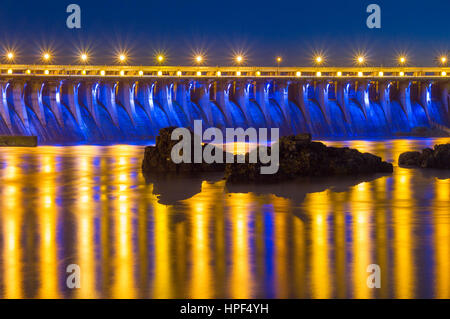 Vista serale del Dneproges diga idroelettrica illuminati in colori blu e gialli, fiume Dnieper, Zaporozhye, Ucraina Foto Stock