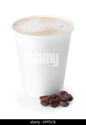 Bicchiere di carta di caffè con schiuma isolati su sfondo bianco. Coffe-to-go. Take-out tazza di caffè e caffè in grani isolati su sfondo bianco Foto Stock