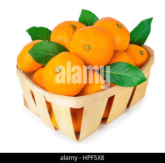 Tangerini con foglie in un cestello isolato su sfondo bianco. Mandarini in un cestello isolare. Un cesto di vimini pieno di arancia fresca frutta isolato Foto Stock