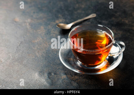 Tazza di tè nero su rustico sfondo in metallo Foto Stock